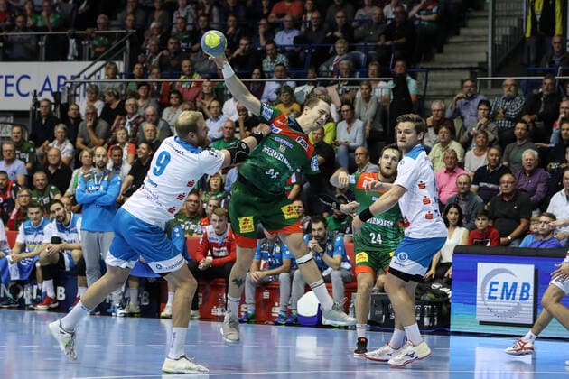 Michael Damgaard (SC Magdeburg) gegen Manuel Späth (TVB 1898 Stuttgart) - Handball Bundesliga Saison 2019-2020 SC Magdeburg vs. TVB 1898 Stuttgart in der GETEC Arena in Magdeburg - Aktion,Handball,MannMänner,Deutschland,17.10.2019