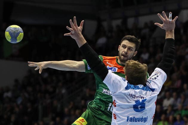 Filip Kuzmanovski (SC Magdeburg) gegen Rudolf Faluvegi (TVB 1898 Stuttgart) - Handball Bundesliga Saison 2019-2020 SC Magdeburg vs. TVB 1898 Stuttgart in der GETEC Arena in Magdeburg - Aktion,Handball,MannMänner,Deutschland,17.10.2019