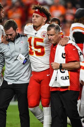 Sport Themen der Woche KW42 Sport Bilder des Tages October 17, 2019, Denver, CO, USA: Kansas City Chiefs quarterback Patrick Mahomes (15) is helped off the field by trainers after he injured his knee in the second quarter against the Denver Broncos on Thursday, Oct. 17, 2019, at Empower Field at Mile High in Denver. Kansas City at Denver - ZUMAm67_ 20191017_zaf_m67_033 Copyright: xTammyxLjungbladx
