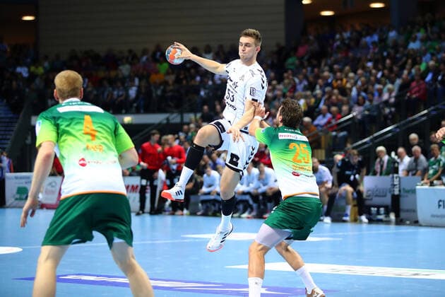 Nikola Bilyk (Kiel) im Zweikampf mit Olle Forsell-Schefvert (Wetzlar) HSG Wetzlar vs THW Kiel, Handball, 1. Bundesliga, 17.10.2019 HSG Wetzlar vs THW Kiel, Handball, 1. Bundesliga, 17.10.2019 Wetzlar Copyright: xEIBNER RenexWeissx EP_RWS