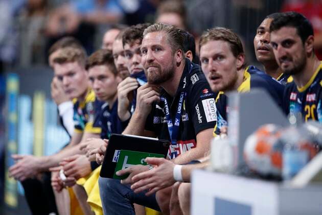 17.10.2019, TUI Arena, Hannover, Ligaspiel, 1. Bundesliga, TSV Hannover-Burgdorf vs Rhein-Neckar Loewen, im Bild Oliver Roggisch (Sportlicher Leiter, Loewen) sitzt angespannt auf der Bank TSV Hannover-Burgdorf vs Rhein-Neckar Loewen