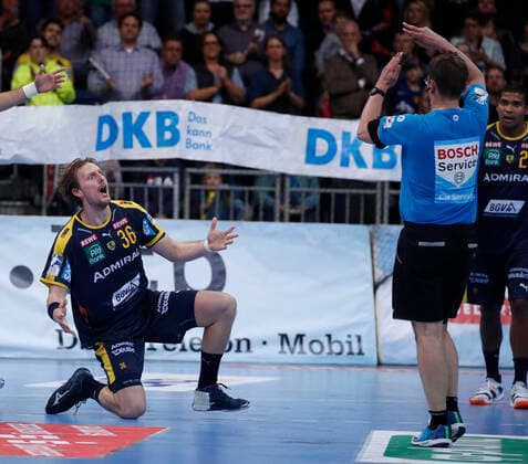 17.10.2019, TUI Arena, Hannover, Ligaspiel, 1. Bundesliga, TSV Hannover-Burgdorf vs Rhein-Neckar Loewen, im Bild Jesper Nielsen (36, Loewen) bekommt von Schiedsrichter Lars Geipel kurz vor Ende des Spiels eine 2 Minuten Strafe TSV Hannover-Burgdorf vs Rhein-Neckar Loewen
