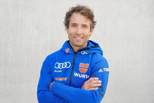 DSV E;inkleidung und Pressekonferenz der Wintersportler und der Verleihung ãGoldener Ski 2019Ò. Peter Schlickenrieder DSV E;inkleidung und Pressekonferenz der Wintersportler und der Verleihung ãGoldener Ski 2019Ò., Deutschalnd, Laupheim, Kaessbohrer Gelaenderfagrzeug AG, 17.10.2019 *** DSV E in clothing and press conference of the winter sportsmen and the awarding of ãGolden Ski 2019Ò Peter Schlickenrieder DSV E in clothing and press conference of the winter sportsmen and the awarding of ãGolden Ski 2019Ò , Deutschalnd, Laupheim, Kaessbohrer Gelaenderfagrzeug AG, 17 10 2019
