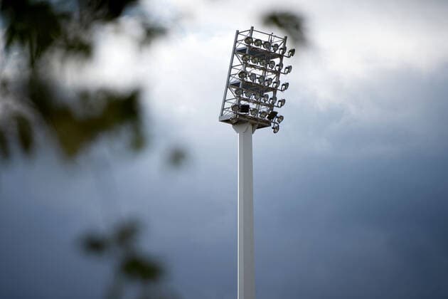 Fußball, Stadiongeschichte SG Wattenscheid 09 Wattenscheid, Deutschland 18.10.2019: Regionalliga West - 2019 2020 - SG Wattenscheid 09 vor der Insolvenz Der Verein SG Wattenscheid 09 steht kurz vor der Insolvenz. Im Bild: Flutlichtmast. Wattenscheid Nordrhein-Westfalen Deutschland Lohrheidestadion