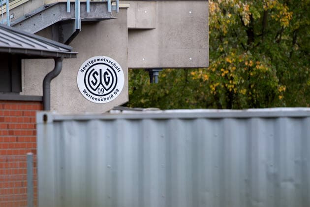 Fußball, Stadiongeschichte SG Wattenscheid 09 Wattenscheid, Deutschland 18.10.2019: Regionalliga West - 2019 2020 - SG Wattenscheid 09 vor der Insolvenz Wappen, Emblem, Aufkleber, Logo der SG Wattenscheid 09. Der Verein steht kurz vor der Insolvenz. Wattenscheid Nordrhein-Westfalen Deutschland Lohrheidestadion