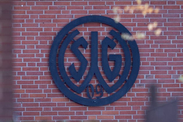 Fußball, Stadiongeschichte SG Wattenscheid 09 Wattenscheid, Deutschland 18.10.2019: Regionalliga West - 2019 2020 - SG Wattenscheid 09 vor der Insolvenz Wappen, Emblem, Aufkleber, Logo der SG Wattenscheid 09. Der Verein steht kurz vor der Insolvenz. Wattenscheid Nordrhein-Westfalen Deutschland Lohrheidestadion
