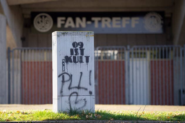Fußball, Stadiongeschichte SG Wattenscheid 09 Wattenscheid, Deutschland 18.10.2019: Regionalliga West - 2019 2020 - SG Wattenscheid 09 vor der Insolvenz Stromkasten am Lohrheidestadion Wattenscheid mit dem Fantreff und Graffiti. Der Verein steht kurz vor der Insolvenz und die Tore sind geschlossen. Wattenscheid Nordrhein-Westfalen Deutschland Lohrheidestadion