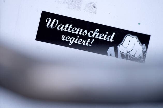 Fußball, Stadiongeschichte SG Wattenscheid 09 Wattenscheid, Deutschland 18.10.2019: Regionalliga West - 2019 2020 - SG Wattenscheid 09 vor der Insolvenz Wappen, Emblem, Logo, Aufkleber der SG Wattenscheid 09. Der Verein steht kurz vor der Insolvenz. Wattenscheid Nordrhein-Westfalen Deutschland Lohrheidestadion