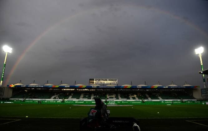 18.10.2019 - Fussball - Saison 2019 2020 - 2. Fussball - Bundesliga - 10. Spieltag: SpVgg Greuther Fürth ( Kleeblatt ) - SG Dynamo Dresden SGD - - DFL regulations prohibit any use of photographs as image sequences and or quasi-video - Feature Impression Symbolbild Symbolfoto - Regenbogen über Stadion Sportstätte Gegengerade Tribüne