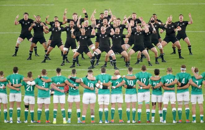 Bilder des Jahres 2019, Sport 10 Oktober Sport Themen der Woche KW42 Sport Bilder des Tages Rugby World Cup in Japan: New Zealand v Ireland Ireland players (front) watch the New Zealand squad performing the haka prior to a Rugby World Cup quarterfinal match on Oct. 19, 2019, in Chofu, western Tokyo. 