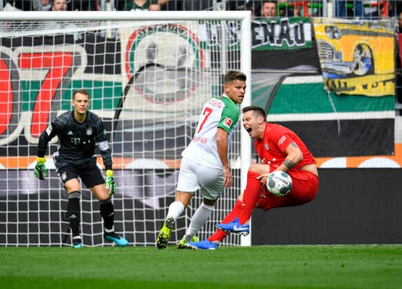 Bilder des Jahres 2019, Sport 10 Oktober Sport Themen der Woche KW42 beim Kopfballduell, Zweikampf, Aktion Florian Niederlechner FC Augsburg FCA gegen Niklas Süle FC Bayern München FCB verletzt Verletzung bei Süle, der vom Platz muss FC Augsburg FCA vs FC Bayern München FCB 19.10.2019 DFL REGULATIONS PROHIBIT ANY USE OF PHOTOGRAPHS AS IMAGE SEQUENCES AND OR QUASI-VIDEO FC Augsburg FCA vs FC Bayern München FCB *** in the header duel, duel, action Florian Niederlechner FC Augsburg FCA against Niklas Süle FC Bayern Munich FCB injured injury at Süle, who must leave the field FC Augsburg FCA vs FC Bayern Munich FCB 19 10 2019 DFL REGULATIONS PROHIBIT ANY USE OF PHOTOGRAPHS AS IMAGE SEQUENCES AND OR QUASI VIDEO FC Augsburg FCA vs FC Bayern München FCB