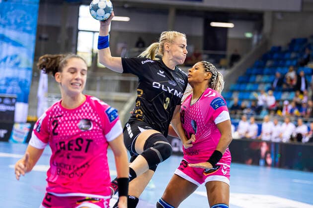 Ludwigsburg, Deutschland 19. Oktober 2019: CL - 19 20 - SG BBM Bietigheim vs. Brest Bretagne Handball v.li. Constance Mauny (Brest Bretagne), Maura Visser (Bietigheim), Marta Mangue Gonzalez (Brest Bretagne) Bietigheim-Bissingen Egetrans Arena Baden-Württemberg Deutschland