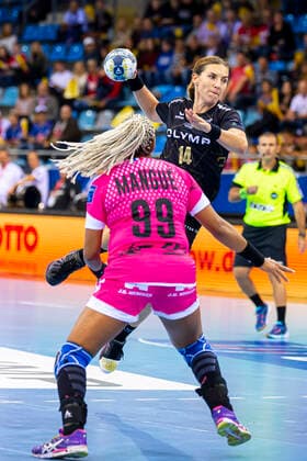 Ludwigsburg, Deutschland 19. Oktober 2019: CL - 19 20 - SG BBM Bietigheim vs. Brest Bretagne Handball Marta Mangue Gonzalez (Brest Bretagne), Karolina Kudlacz-Gloc (Bietigheim) Bietigheim-Bissingen Egetrans Arena Baden-Württemberg Deutschland