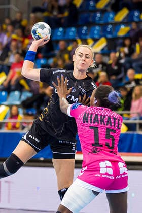 Ludwigsburg, Deutschland 19. Oktober 2019: CL - 19 20 - SG BBM Bietigheim vs. Brest Bretagne Handball v. li. im Zweikampf Maura Visser (Bietigheim) und Kalidiatou Niakate (Brest Bretagne) Bietigheim-Bissingen Egetrans Arena Baden-Württemberg Deutschland