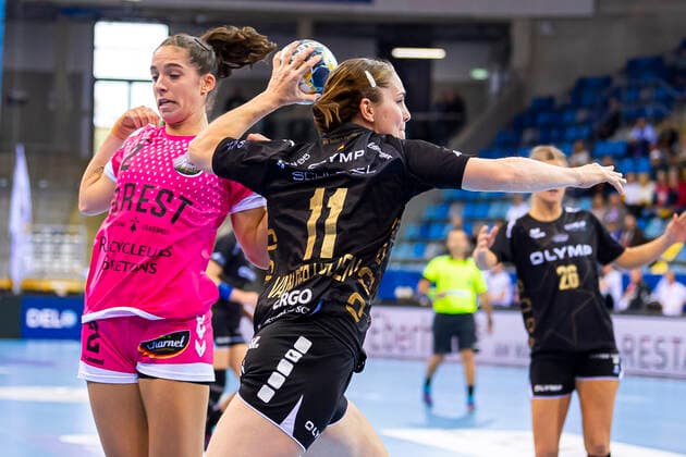Ludwigsburg, Deutschland 19. Oktober 2019: CL - 19 20 - SG BBM Bietigheim vs. Brest Bretagne Handball v.li. Constance Mauny (Brest Bretagne), Laura van der Heijden (Bietigheim) Bietigheim-Bissingen Egetrans Arena Baden-Württemberg Deutschland