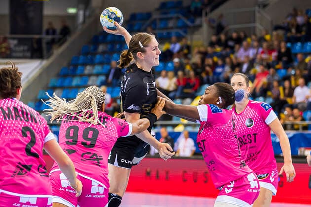 Ludwigsburg, Deutschland 19. Oktober 2019: CL - 19 20 - SG BBM Bietigheim vs. Brest Bretagne Handball v. li. im Zweikampf Marta Mangue Gonzalez (Brest Bretagne), Laura van der Heijden (Bietigheim), Kalidiatou Niakate (Brest Bretagne) Bietigheim-Bissingen Egetrans Arena Baden-Württemberg Deutschland