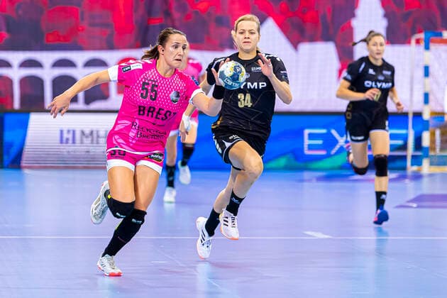 Ludwigsburg, Deutschland 19. Oktober 2019: CL - 19 20 - SG BBM Bietigheim vs. Brest Bretagne Handball v.li. Pauline Coatanea (Brest Bretagne), Kim Braun (Bietigheim) Bietigheim-Bissingen Egetrans Arena Baden-Württemberg Deutschland