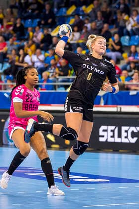 Ludwigsburg, Deutschland 19. Oktober 2019: CL - 19 20 - SG BBM Bietigheim vs. Brest Bretagne Handball v.li. Pauletta Foppa (Brest Bretagne), Maren Nyland Aardahl (Bietigheim) Bietigheim-Bissingen Egetrans Arena Baden-Württemberg Deutschland
