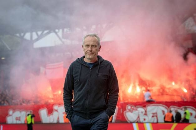 Bilder des Jahres 2019, Sport 10 Oktober Sport Themen der Woche KW42 Sport Bilder des Tages Fußball Berlin 19.10.2019 1. Bundesliga DFL Saison 2019 2010 Union Berlin - SC Freiburg Christian Streich (Freiburg, Trainer) beschwert sich bei den eigenen Freiburger Fans über die Pyros *** Football Berlin 19 10 2019 1 Bundesliga DFL Saison 2019 2010 Union Berlin SC Freiburg Christian Streich Freiburg, coach complains about the Pyros to his own fans in Freiburg