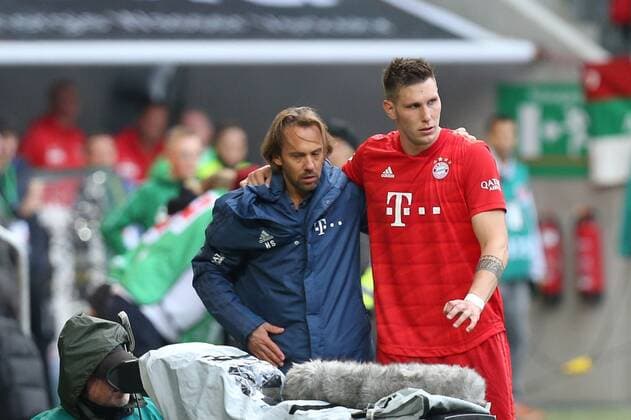 Niklas Suele 4 (FC Bayern Muenchen) muss verletzt vom Platz, FC Augsburg vs. FC Bayern Muenchen, Fussball, 1.Bundesliga, 19.10.2019, DFL REGULATIONS PROHIBIT ANY USE OF PHOTOGRAPHS AS IMAGE SEQUENCES AND OR QUASI-VIDEO Augsburg Bayern Deutschland *** Niklas Suele 4 FC Bayern Muenchen must be injured from the pitch, FC Augsburg vs. FC Bayern Muenchen, soccer, 1 Bundesliga, 19 10 2019, DFL REGULATIONS PROHIBIT ANY USE OF PHOTOGRAPHS AS IMAGE SEQUENCES AND OR QUASI VIDEO Augsburg Bayern Germany Copyright: xkolbert-press ChristianxKolbertx