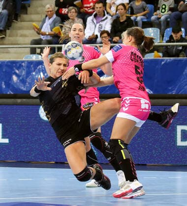 19.10.2019, Deutschland, Bietigheim, Handball Champions League Frauen, Saison 2019 2020, SG BBM Bietigheim vs. Brest Bretagne: v.l. Karolina Kudlacz-Gloc (BBM), Monika Kobylinska (Brest), Pauline Coatanea (Brest)