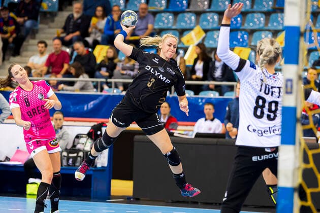 Ludwigsburg, Deutschland 19. Oktober 2019: CL - 19 20 - SG BBM Bietigheim vs. Brest Bretagne Handball v.li. Monika Kobylinska (Brest Bretagne), Maura Visser (Bietigheim), Sandra Toft (Brest Bretagne) Bietigheim-Bissingen Egetrans Arena Baden-Württemberg Deutschland