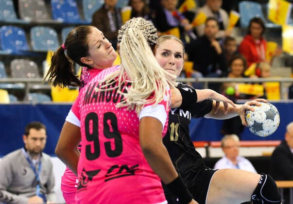 19.10.2019, Deutschland, Bietigheim, Handball Champions League Frauen, Saison 2019 2020, SG BBM Bietigheim vs. Brest Bretagne: v.l. Ana Gros (Brest), Marta Mangue Gonzalez (Brst), Laura von der Heijden (BBM)