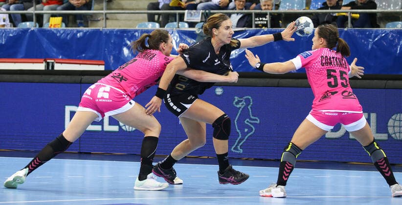 19.10.2019, Deutschland, Bietigheim, Handball Champions League Frauen, Saison 2019 2020, SG BBM Bietigheim vs. Brest Bretagne: v.l. Monika Kobylinska (Brest), Karolina Kudlacz-Gloc (BBM), Pauline Coatanea (Brest)