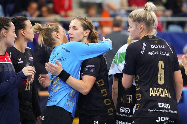 19.10.2019, Deutschland, Bietigheim, Handball Champions League Frauen, Saison 2019 2020, SG BBM Bietigheim vs. Brest Bretagne: mitte v.l. Dinah Eckerle und Karolina Kudlacz-Gloc (BBM) enttäuscht