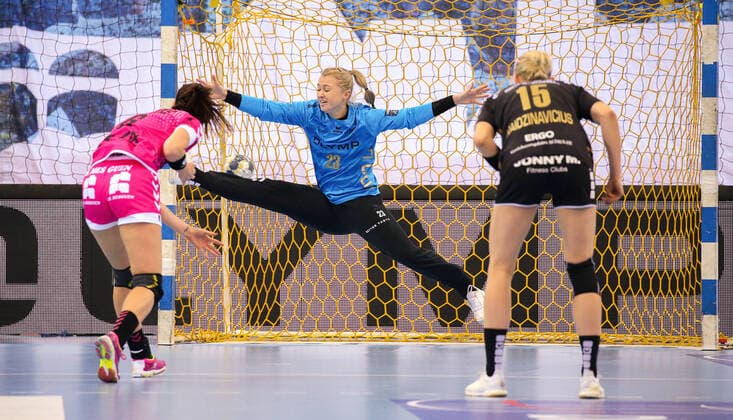 19.10.2019, Deutschland, Bietigheim, Handball Champions League Frauen, Saison 2019 2020, SG BBM Bietigheim vs. Brest Bretagne: v.l. Ana Gros (Brest), Valentyna Salamakha (BBM), Kim Naidzinavicius (BBM)