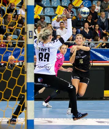 19.10.2019, Deutschland, Bietigheim, Handball Champions League Frauen, Saison 2019 2020, SG BBM Bietigheim vs. Brest Bretagne: v.l. Sandra Toft (Brest), Angela Malestein (BBM)