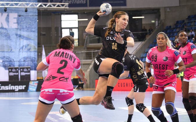 19.10.2019, Deutschland, Bietigheim, Handball Champions League Frauen, Saison 2019 2020, SG BBM Bietigheim vs. Brest Bretagne: v.l. Constance Mauny (Brest), Karolina Kudlacz-Gloc (BBM), Marta Mangue Gonzalez (Brest)