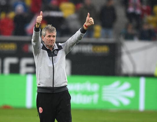 Fortuna Düsseldorf - 1. FSV Mainz 05 1:0 19.10.2019 Trainer Friedhelm Funkel (Fortuna) hebt die Daumen hoch , bedankt sich bei den Fans DFL REGULATIONS PROHIBIT ANY USE OF PHOTOGRAPHS AS IMAGE SEQUENCES AND OR QUASI-VIDEO