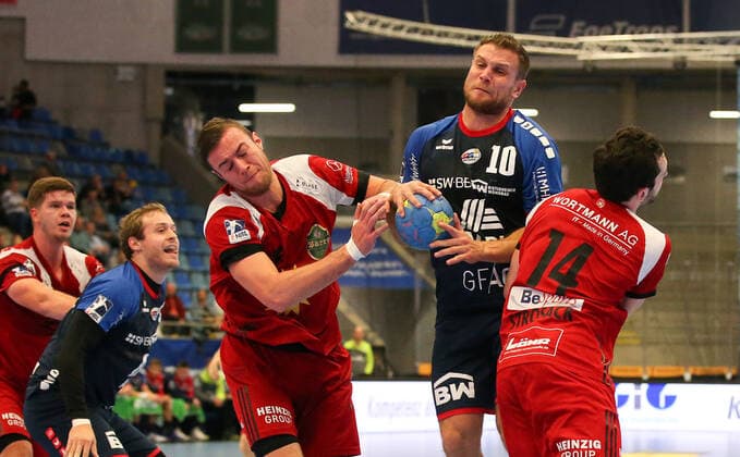 19.10.2019, Deutschland, Bietigheim, Handball 2. Bundesliga Herren Saison 2019 2020 SG BBM Bietigheim vs. TuS N-Lübbecke: v.l. Jo Gerrit Genz (TuS), Michael Kraus (BBM), Peter Strosack (TuS)