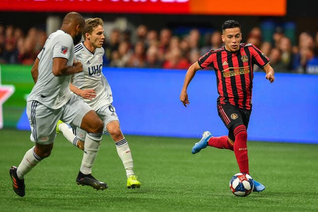 ATLANTA, GA Ð OCTOBER 19: Atlanta United s Ezequiel Barco (8) moves the ball up the field during the MLS, Fussball Herren, USA playoff match between the New England Revolution and Atlanta United FC on October 19th, 2019 at Mercedes-Benz Stadium in Atlanta, GA. (Photo by Rich von Biberstein Icon Sportswire) SOCCER: OCT 19 MLS Cup Playoffs - New England Revolution at Atlanta United FC Icon191019002