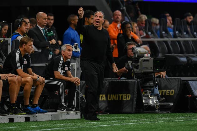 ATLANTA, GA Ð OCTOBER 19: New England head coach Bruce Arena gestures form the sideline during the MLS, Fussball Herren, USA playoff match between the New England Revolution and Atlanta United FC on October 19th, 2019 at Mercedes-Benz Stadium in Atlanta, GA. (Photo by Rich von Biberstein Icon Sportswire) SOCCER: OCT 19 MLS Cup Playoffs - New England Revolution at Atlanta United FC Icon191019003