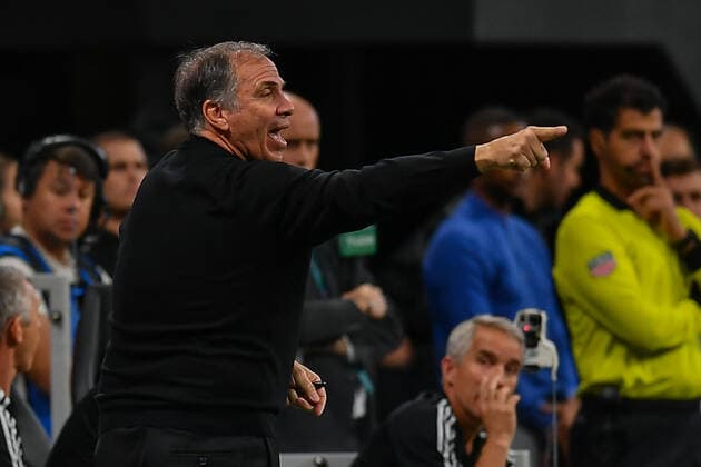 ATLANTA, GA Ð OCTOBER 19: New England head coach Bruce Arena gestures form the sideline during the MLS, Fussball Herren, USA playoff match between the New England Revolution and Atlanta United FC on October 19th, 2019 at Mercedes-Benz Stadium in Atlanta, GA. (Photo by Rich von Biberstein Icon Sportswire) SOCCER: OCT 19 MLS Cup Playoffs - New England Revolution at Atlanta United FC Icon191019004