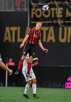 ATLANTA, GA Ð OCTOBER 19: Atlanta s Jeff Larentowicz (18) goes high for a header during the MLS, Fussball Herren, USA playoff match between the New England Revolution and Atlanta United FC on October 19th, 2019 at Mercedes-Benz Stadium in Atlanta, GA. (Photo by Rich von Biberstein Icon Sportswire) SOCCER: OCT 19 MLS Cup Playoffs - New England Revolution at Atlanta United FC Icon191019006