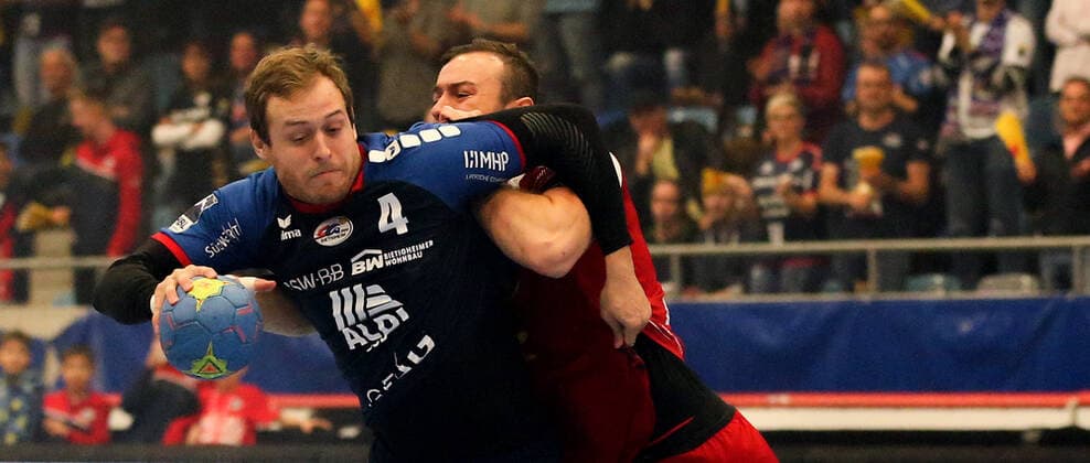 19.10.2019, Deutschland, Bietigheim, Handball 2. Bundesliga Herren Saison 2019 2020 SG BBM Bietigheim vs. TuS N-Lübbecke: v.l. Patrick Rentschler (BBM), Jo Gerrit Genz (TuS)