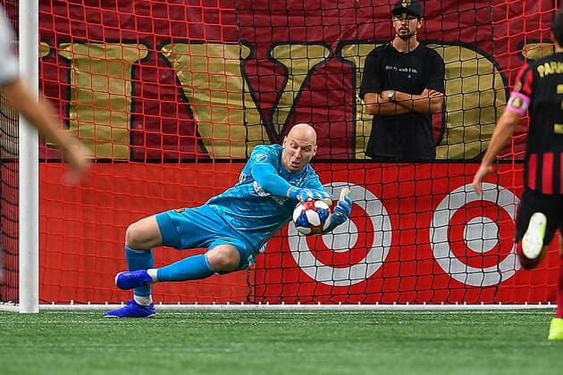 ATLANTA, GA Ð OCTOBER 19: Atlanta goalkeeper Brad Guzan (1) makes a save during the MLS, Fussball Herren, USA playoff match between the New England Revolution and Atlanta United FC on October 19th, 2019 at Mercedes-Benz Stadium in Atlanta, GA. (Photo by Rich von Biberstein Icon Sportswire) SOCCER: OCT 19 MLS Cup Playoffs - New England Revolution at Atlanta United FC Icon191019009