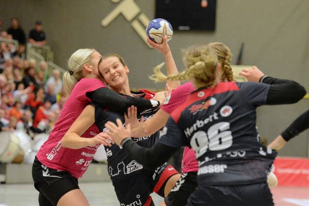 Julia Maidhof (HSG Bensheim Auerbach) (am Ball), Annika Ingenpass (HSG Bad Wildungen Vipers) (L) ,GER, HSG Bad Wildungen Vipers - HSG Bensheim Auerbach, Handball, 1. Bundesliga Frauen, 19.10.2019, GER, HSG Bad Wildungen Vipers - HSG Bensheim Auerbach, Handball, 1. Liga Frauen, 19.10.2019 Bad Wildungen Copyright: xEIBNER RolandxSippelx EP_RSL