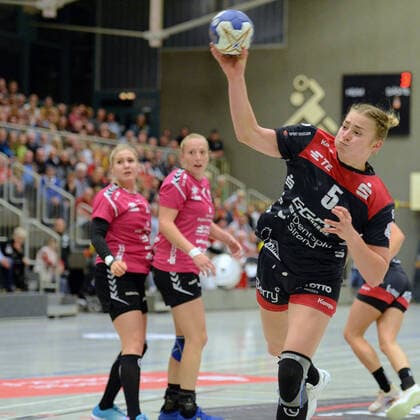 Isabell Hurst (HSG Bensheim Auerbach) beim Wurf; Annika Ingenpass (HSG Bad Wildungen Vipers) und Sabine Heusdens (L) ,GER, HSG Bad Wildungen Vipers - HSG Bensheim Auerbach, Handball, 1. Bundesliga Frauen, 19.10.2019, GER, HSG Bad Wildungen Vipers - HSG Bensheim Auerbach, Handball, 1. Liga Frauen, 19.10.2019 Bad Wildungen Copyright: xEIBNER RolandxSippelx EP_RSL