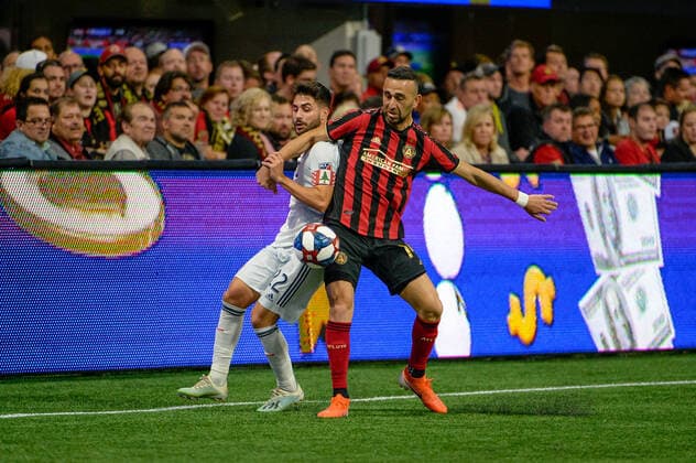 ATLANTA, GA - OCTOBER 19: New England Revolution midfielder Carles Gil (22) and Atlanta United forward Justin Meram (14) vie for a loose ball during the MLS, Fussball Herren, USA playoff match between the New England Revolution and Atlanta United FC on October 19, 2019 at Mercedes-Benz Stadium in Atlanta, GA. (Photo by John Adams Icon Sportswire) SOCCER: OCT 19 MLS Cup Playoffs - New England Revolution at Atlanta United FC Icon1910190335