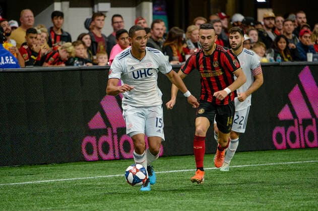 ATLANTA, GA - OCTOBER 19: New England Revolution midfielder Brandon Bye (15) during the MLS, Fussball Herren, USA playoff match between the New England Revolution and Atlanta United FC on October 19, 2019 at Mercedes-Benz Stadium in Atlanta, GA. (Photo by John Adams Icon Sportswire) SOCCER: OCT 19 MLS Cup Playoffs - New England Revolution at Atlanta United FC Icon1910190692