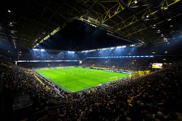 Fußball: 1. Bundesliga, Saison 2019 2020, 1. Spieltag, Borussia Dortmund - Borussia Mönchengladbach am 19.10.2019 im Signal Iduna Park in Dortmund (Nordrhein-Westfalen). Stadion, Flutlicht, Hinterleger, Feature, Allgemein, Spielfeld, Rasen, DFL REGULATIONS PROHIBIT ANY USE OF PHOTOGRAPHS AS IMAGE SEQUENCES AND OR QUASI-VIDEO. *** Football 1 Bundesliga, season 2019 2020, 1 matchday, Borussia Dortmund Borussia Mönchengladbach on 19 10 2019 at Signal Iduna Park in Dortmund North Rhine-Westphalia Stadium, floodlight, depositor, feature, general, playing field, grass, DFL REGULATIONS PROHIBIT ANY USE OF PHOTOGRAPHS AS IMAGE SEQUENCES AND OR QUASI VIDEO Copyright: xKirchner ChristopherxNeundorfx