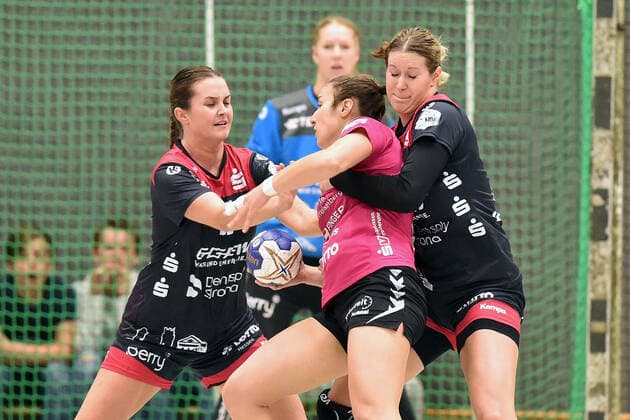 Maria Ines Da Silva Pereira (HSG Bad Wildungen Vipers) (am Ball), Lisa Friedberger (HSG Bensheim Auerbach) (L) und Ines Ivancok (HSG Bensheim Auerbach) ,GER, HSG Bad Wildungen Vipers - HSG Bensheim Auerbach, Handball, 1. Bundesliga Frauen, 19.10.2019, GER, HSG Bad Wildungen Vipers - HSG Bensheim Auerbach, Handball, 1. Liga Frauen, 19.10.2019 Bad Wildungen Copyright: xEIBNER RolandxSippelx EP_RSL