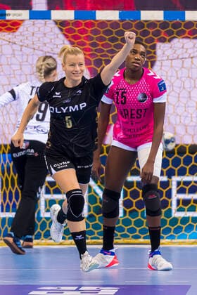 Ludwigsburg, Deutschland 19. Oktober 2019: CL - 19 20 - SG BBM Bietigheim vs. Brest Bretagne Handball Antje Lauenroth (Bietigheim), Kalidiatou Niakate (Brest Bretagne) Bietigheim-Bissingen Egetrans Arena Baden-Württemberg Deutschland
