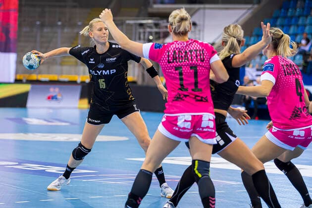 Ludwigsburg, Deutschland 19. Oktober 2019: CL - 19 20 - SG BBM Bietigheim vs. Brest Bretagne Handball Kim Naidzinavicius (Bietigheim), Amandine Lagattu (Brest Bretagne), Angela Malestein (Bietigheim), Amandine Tissier (Brest Bretagne) Bietigheim-Bissingen Egetrans Arena Baden-Württemberg Deutschland