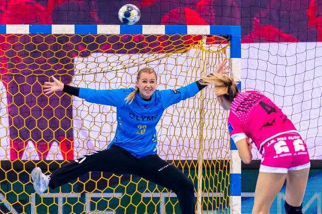 Ludwigsburg, Deutschland 19. Oktober 2019: CL - 19 20 - SG BBM Bietigheim vs. Brest Bretagne Handball Torhueterin Valentyna Salamakha (Bietigheim), Amandine Tissier (Brest Bretagne) Bietigheim-Bissingen Egetrans Arena Baden-Württemberg Deutschland
