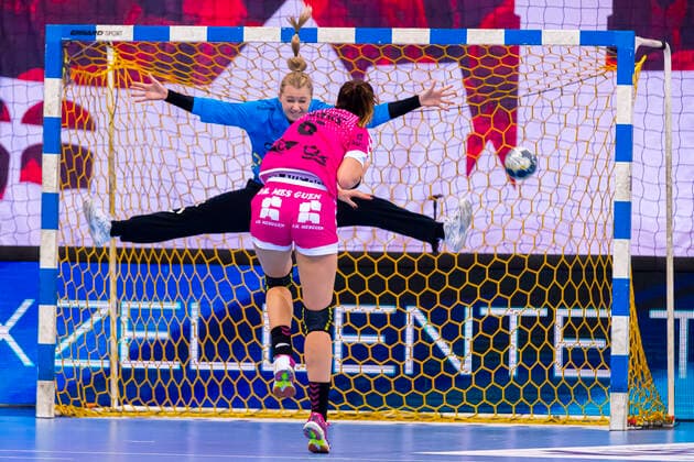 Ludwigsburg, Deutschland 19. Oktober 2019: CL - 19 20 - SG BBM Bietigheim vs. Brest Bretagne Handball Torhueterin Valentyna Salamakha (Bietigheim), Ana Gros (Brest Bretagne) Bietigheim-Bissingen Egetrans Arena Baden-Württemberg Deutschland